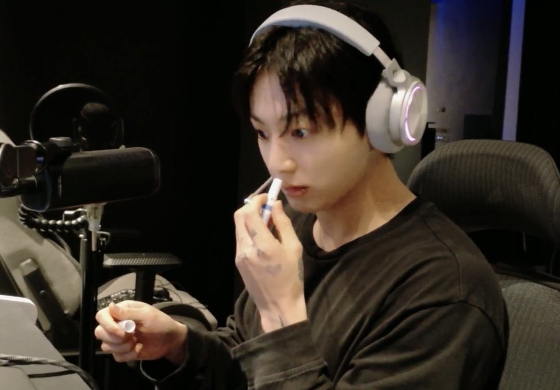 skookmini's tweet photo. kasama pala si jungkook sa #singhot community https://t.co/F4TSfI61zq