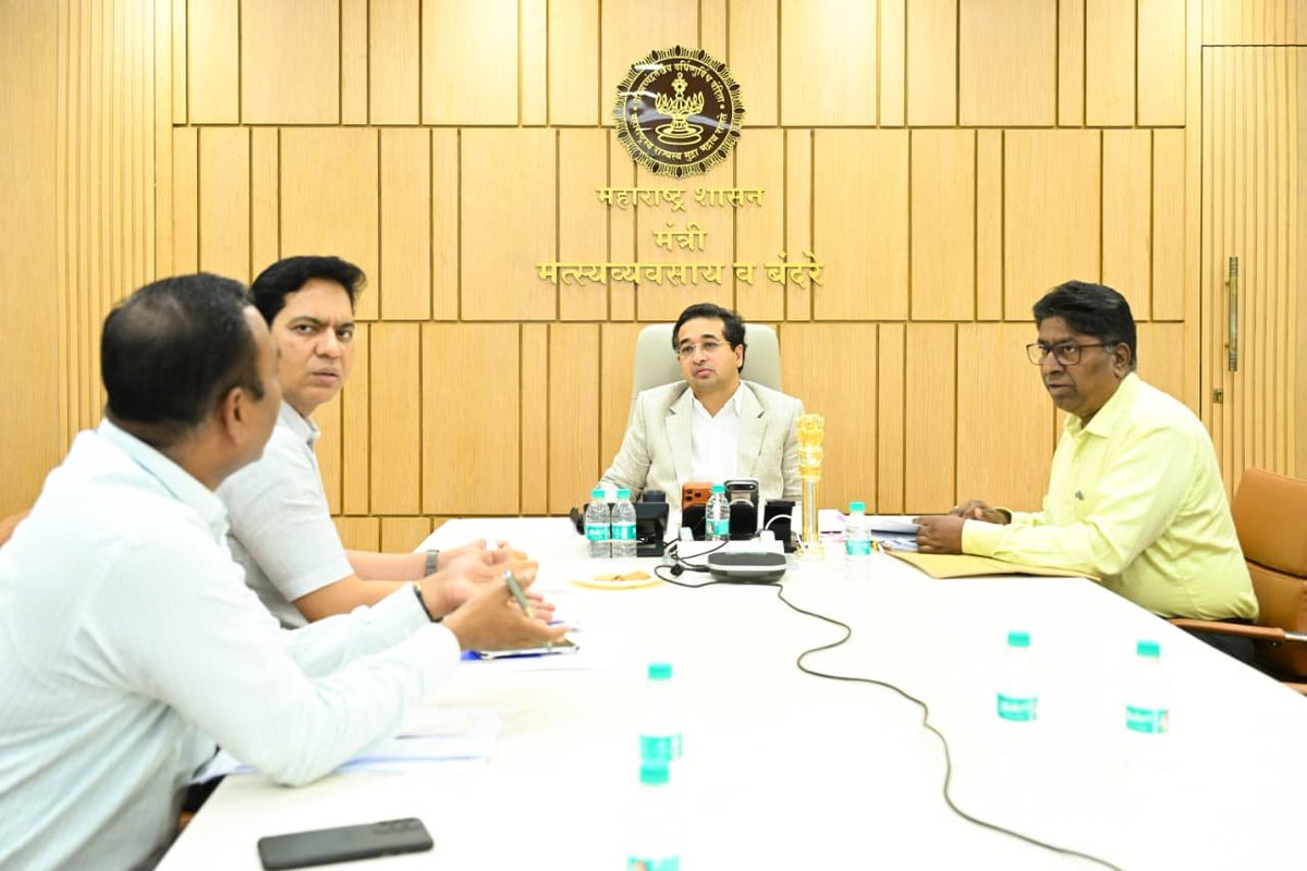 NiteshNRane's tweet photo. मुंबईतील ससून डॉक सामंजस्य करारानंतर करण्यात आलेल्या कार्यवाहीचा आढावा, तसेच मरोळ मच्छीमार मार्केटच्या विकासकामाच्या प्रगतीबाबत आज मंत्रालयात महाराष्ट्र मत्स्योद्योग विकास महामंडळ, मुंबईच्या अधिकाऱ्यांसमवेत चर्चा केली.

यावेळी मच्छीमार महिलांसाठी हॅन्ड ग्लोव्हज व गमबूट उपलब्ध करून देण्याबाबतही सविस्तर चर्चा करण्यात आली. तसेच मरोळ मच्छिमार मार्केटच्या प्रलंबित कामांना गती देण्याबाबत निर्देश देण्यात आले.

@CMOMaharashtra @Dev_Fadnavis
