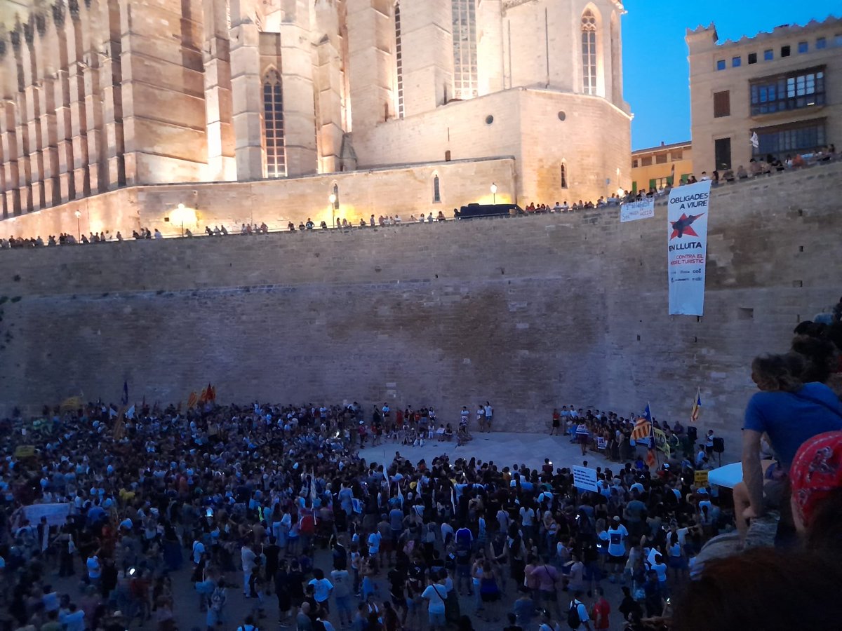 margasoli's tweet photo. Toca donar l’enhorabona  i les gràcies a la majoria dels professionals de la comunicació per explicar bé el que ahir va passar a Palma.
@menysturisme https://t.co/69Xw5WfQj7