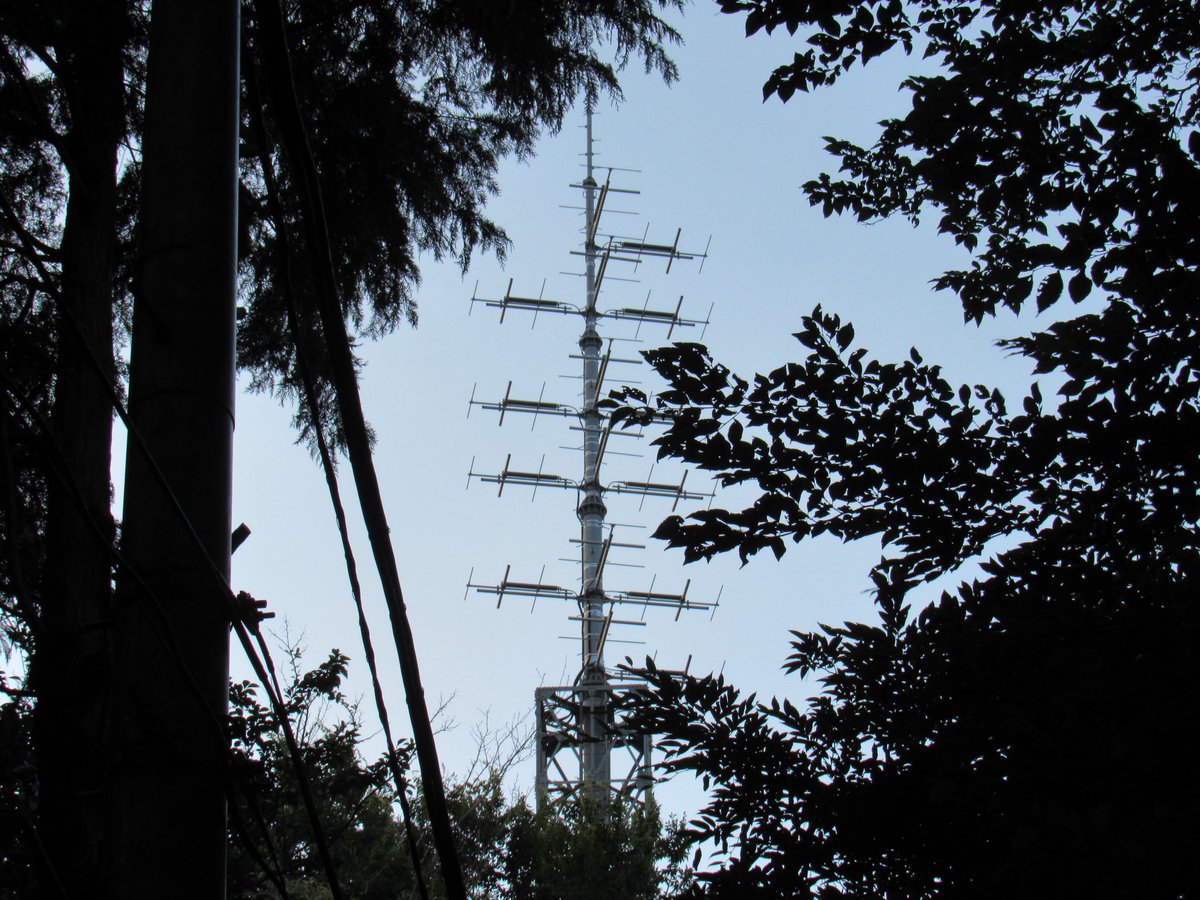 491net's tweet photo. 【送信所訪問】LuckyFM水戸FM補完中継局
(茨城県・桜川市)

周波数:94.6MHz
出力:1kW

送信アンテナ:八木3素子4段1面(西面)+八木3素子6段2面(南・東面)
受信アンテナ:1.2mφSHF帯プレートパラボラ(本社よりSTL受信)

前回訪問時と特に変化なし。

#送信所訪問 https://t.co/rMrFQp9Ns0