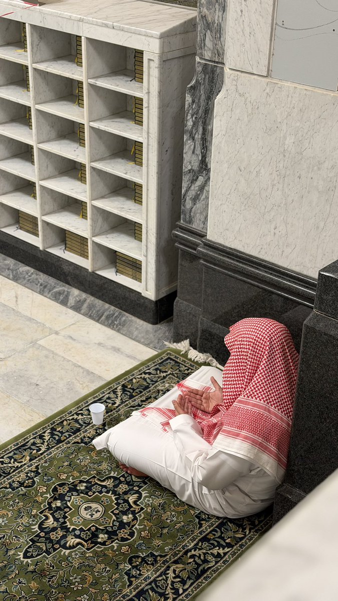 iJrain3's tweet photo. «وأعظمُ مكاسب الدّعاءِ؛ خِفَّة يشعرُ بها المؤمن في نفسه تغمرُ قلبه، وتظهر آثارها على قسمَات وجهه، ذلك أنّه أفضى بمُرادِه إلى ربّه، والتجأ إلى مَن وسِعت رحمتهُ كلّ شيء». https://t.co/ps8bJmlP3L