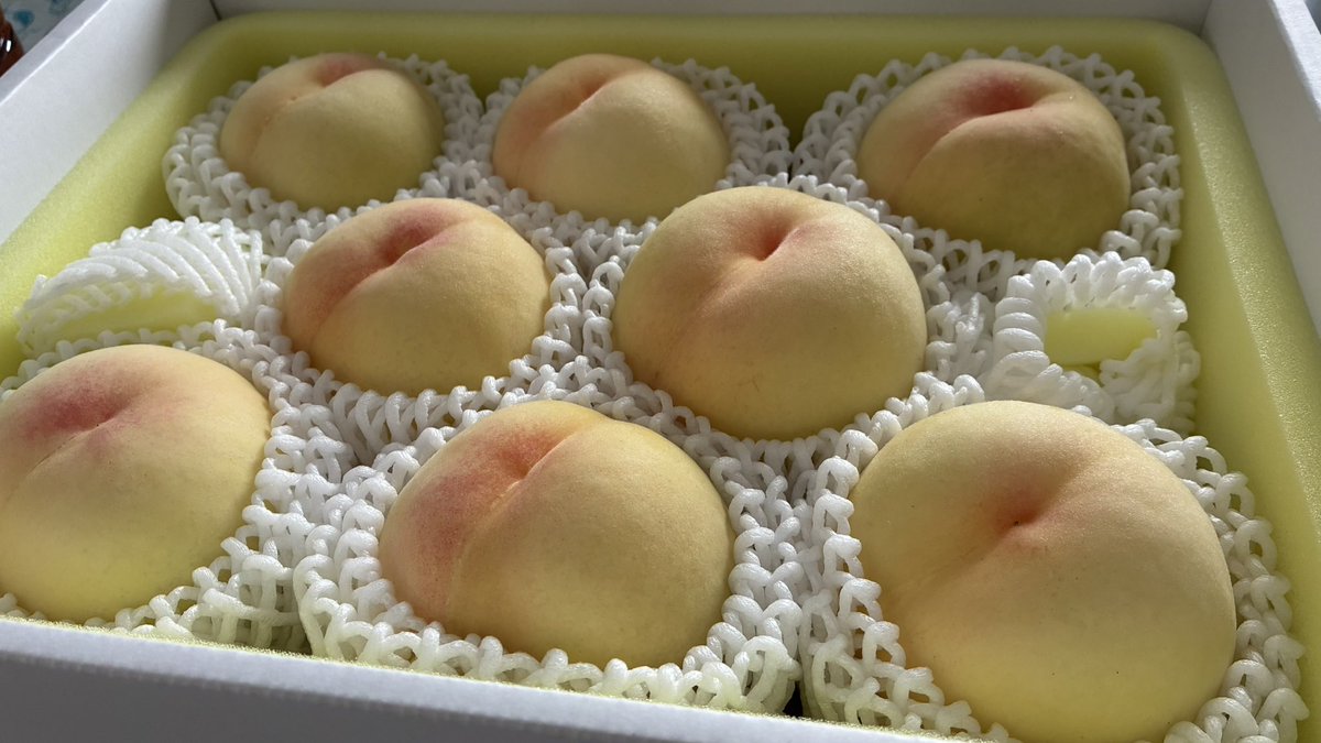 Elwis26's tweet photo. 清水の白桃が届く夏 https://t.co/CrZebvCHaC