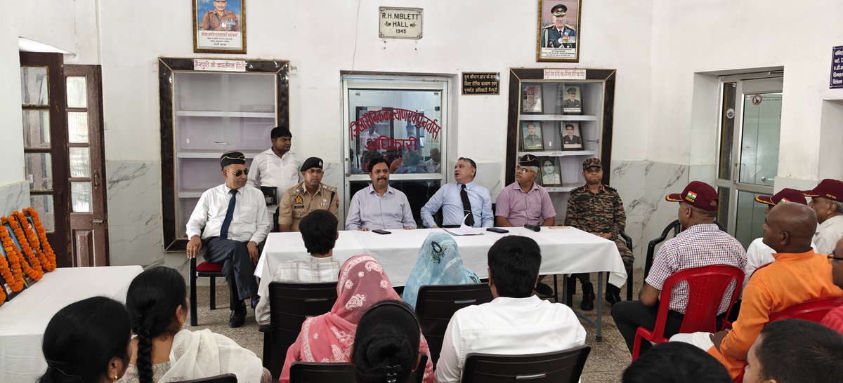 mainpuripolice's tweet photo. आज दिनांक 27.07.2026 को श्रीमान @DmMainpuri महोदय एवं #SPMPI द्वारा जिला सैनिक कल्याण एवं पुनर्वास केंद्र में भूतपूर्व सैनिकों एवं परिजनों के कल्याणार्थ किए जा रहे कार्यों का अवलोकन किया तथा परिसर स्थित शहीद स्मारक पर शहीदों को विनम्र श्रद्धांजलि अर्पित की एवं पूर्व सैनिकों एवं आश्रितों से संवाद कर उनकी समस्याएं सुनकर उनके निस्तारण हेतु सम्बन्धित को आवश्यक दिशा निर्देश दिए गए।