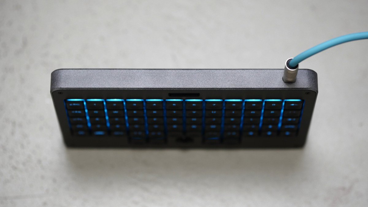 stufflistings's tweet photo. This compact keyboard comes with a built-in trackball.

Integrated cursor navigation and mouse controls, designed as an all-in-one input device for working on the move.

The E169 Portable Mechanical Keyboard... https://t.co/KsSBL8EsFy