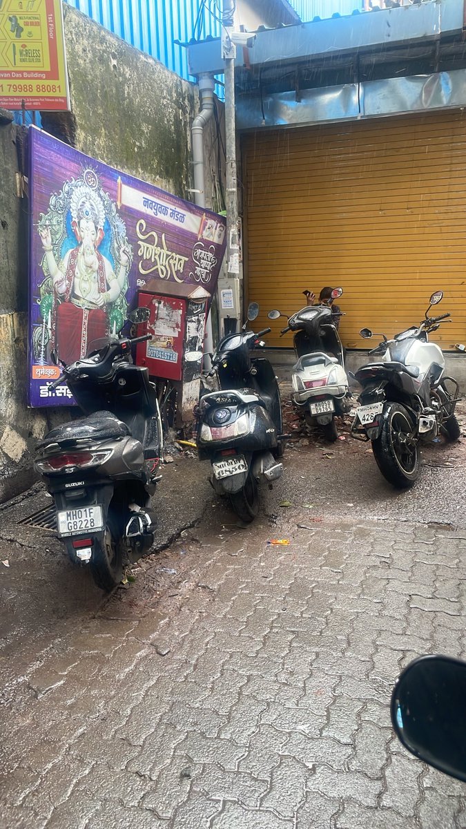 roads39331's tweet photo. नो पार्किंग झोनमध्ये पार्क केलेल्या बाईक
हरियाणा वाला लेन स्टेशन रोड कुर्ला पश्चिम
वृद्ध आणि महिलांना या समस्येचा सामना करावा लागतो आणि आपत्कालीन परिस्थितीत ते कठीण होईल@MTPHereToHelp @CMOMaharashtra @PMOIndia https://t.co/H7BGWrdROK