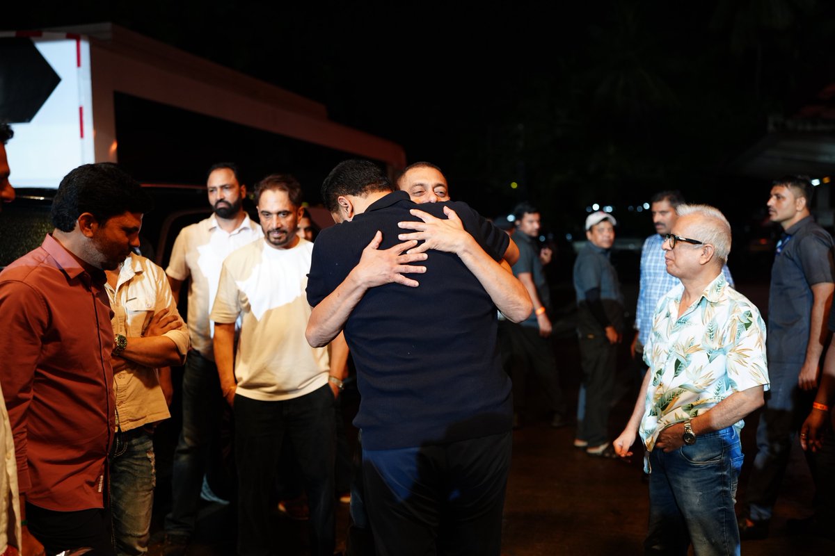 SVC_official's tweet photo. Team #SalmanKhanVamshiPaidipallyFilm wishes our National Award-winning Director @directorvamshi garu a very Happy Birthday 💥💥

The world isn't ready for the storm he’s crafting ❤️‍🔥❤️‍🔥

— https://t.co/5giUEA2DGg

#SVC63 @BeingSalmanKhan #Nayanthara #DilRaju #Shirish @SVC_official @kuldeeprathor9 #RafiKazi @mahipalkaran