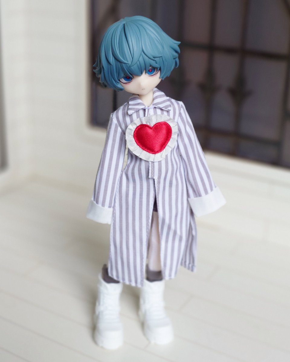 chiirarachii's tweet photo. 届いたのでいろいろ変えてみたり🥰
吊し人の服はちゃんと着せてない😂
三つ子っぽくしてみた😳

なかなか良いのでは？！

追加購入品のアイドル衣装は……買わない方がいいかも😂
パジャマは待機服にしては黒い胸のリボンの縫い糸が裏に出てるのでその部分は色移りしそう🤔

#謎塔猫匣
#谜塔 https://t.co/OzI5BnNCGk