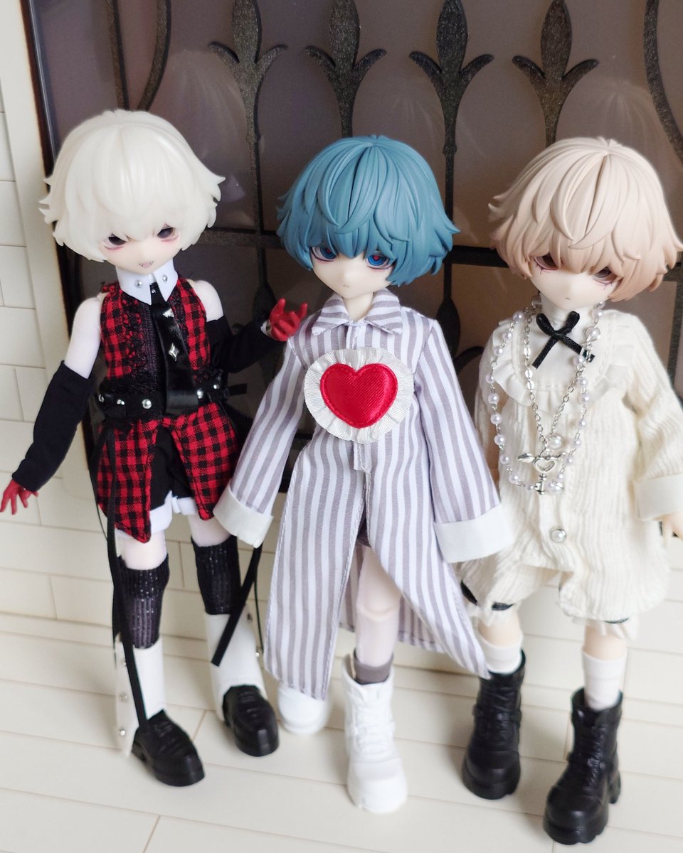 chiirarachii's tweet photo. 届いたのでいろいろ変えてみたり🥰
吊し人の服はちゃんと着せてない😂
三つ子っぽくしてみた😳

なかなか良いのでは？！

追加購入品のアイドル衣装は……買わない方がいいかも😂
パジャマは待機服にしては黒い胸のリボンの縫い糸が裏に出てるのでその部分は色移りしそう🤔

#謎塔猫匣
#谜塔 https://t.co/OzI5BnNCGk