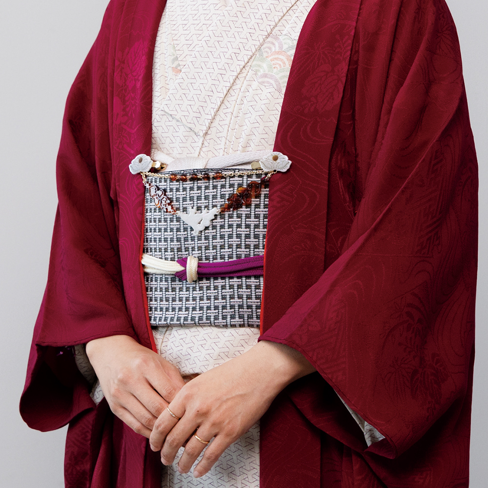 art_ex_japan's tweet photo. ＼正倉院宝物モチーフのフェリシモコラボグッズ／ 

美術展ナビオンラインストアで販売中✨ 
「螺鈿紫檀琵琶」の螺鈿細工にインスピレーションを受けてシェル風素材を使ったクリップアクセサリー。 
https://t.co/HrnINuE8YQ 
螺鈿や玳瑁からヒントを得た揺れるパーツは、おしゃれのアクセントにも！ https://t.co/D0FlDUg10i