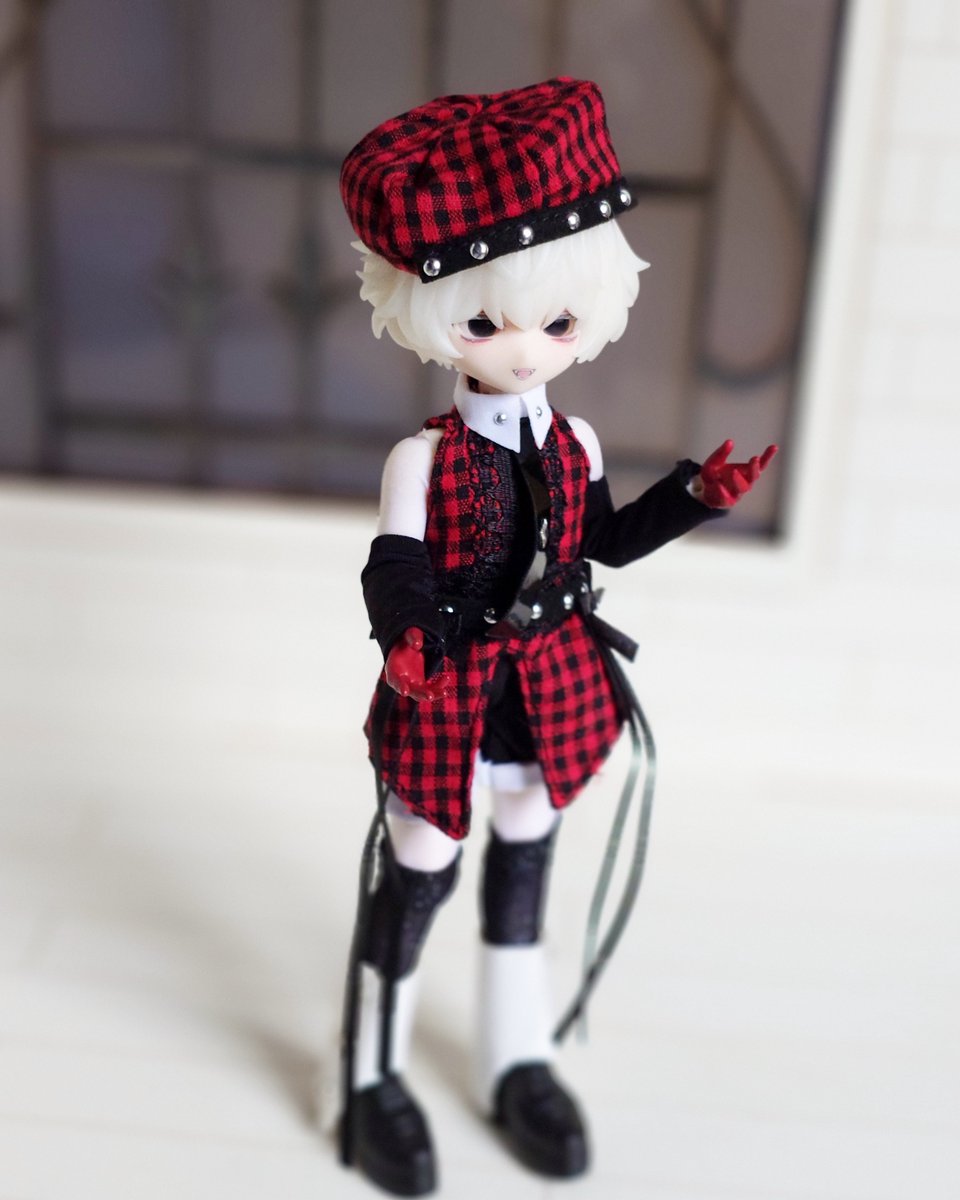 chiirarachii's tweet photo. 届いたのでいろいろ変えてみたり🥰
吊し人の服はちゃんと着せてない😂
三つ子っぽくしてみた😳

なかなか良いのでは？！

追加購入品のアイドル衣装は……買わない方がいいかも😂
パジャマは待機服にしては黒い胸のリボンの縫い糸が裏に出てるのでその部分は色移りしそう🤔

#謎塔猫匣
#谜塔 https://t.co/OzI5BnNCGk