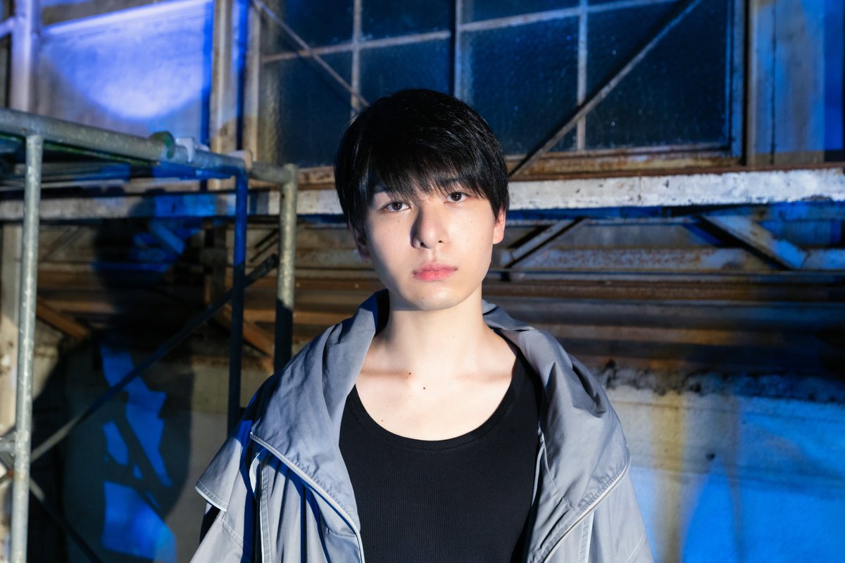 mabayui_club's tweet photo. ⟡ ─── 𝐌𝐄𝐌𝐁𝐄𝐑 ─── ⟡

　金本 大樹｜Kanemoto Daiki
　@727_da 

　俳優

⟡ ─────────── ⟡

大阪府出身。184cm。ふたご座のAB型。高校在学中に鴻上尚史主宰・虚構の劇団のオーディションに合格し上京。劇団員として舞台経験を重ね、劇団解散後はフリーの俳優として活動。出演者とは異なる立場から、舞台作品を観客へ届ける営みにも関心を持ち、制作助手として公演に携わることもある。近年はソロクリエイション〈Operon｜オペロン〉を立ち上げ、作・演出・出演を担うひとり芝居を発表するなど創作にも力を注いでいる。

#まばゆいクラブ ｜https://t.co/pLGq1rkx5A
