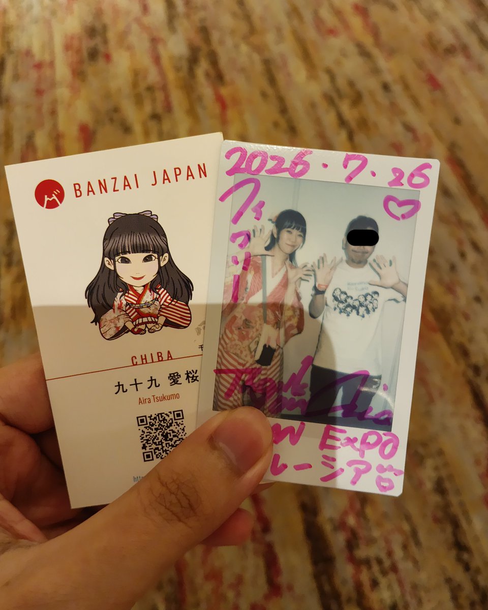 fikrigorikun's tweet photo. 「パハン州出身のフィクリーでございます!」
「これはカタカナ。日本語はわかるの?」
「はいいでも少し日本語をわかります。まだ日本語を練習します。」
「でも君の日本語は上手! 私の英語はちょっとわかる。A little」
どうもありがとうあいらちゃん!　私の人生初めてのチェキです。
Cc: @aira_t_BJ https://t.co/Kk4KdeTQrQ