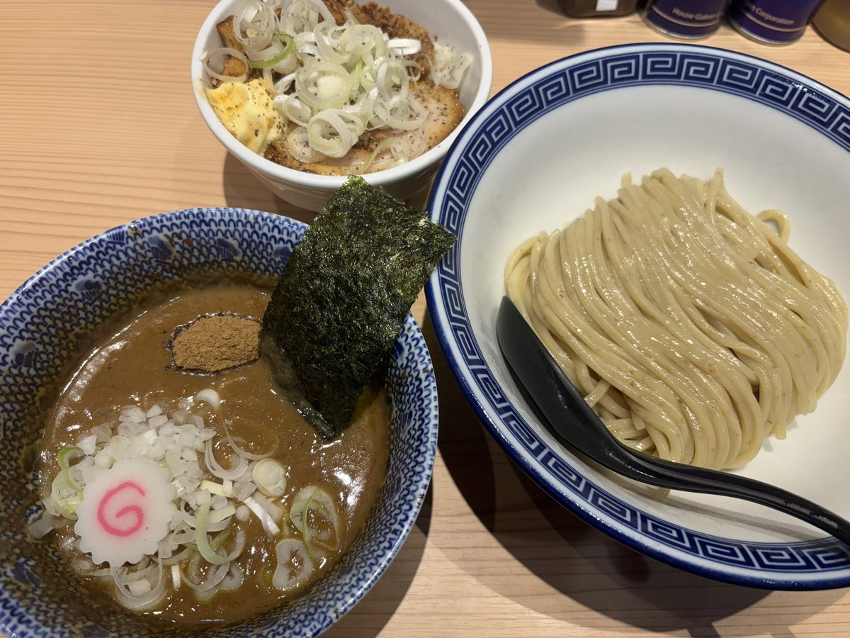 yotsumon's tweet photo. いざナルシスへ！

狼煙で腹ごしらえも完了です🤘
そして、本日のうなこさん😎 https://t.co/00OmFQT1Bg