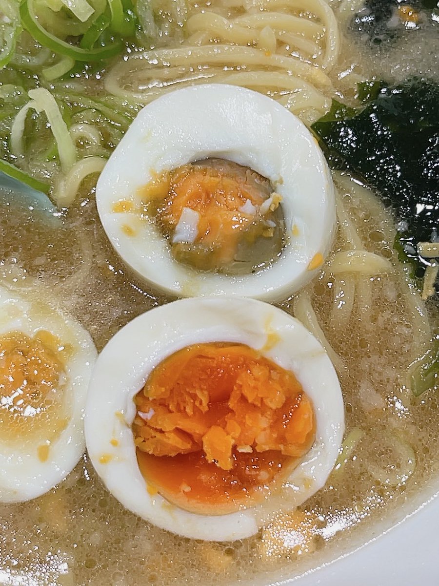 chierry_menmen's tweet photo. かいざん 西船橋

ラーメン🍜 カタメ コイアジ
半ライス
黒い烏 (外自販機

ＴＰ
海苔
たまご🥚
たまご🥚
たまご🥚
たまご🥚
たまご🐤
たまご🥚

でよろしかったで昇華？？？！👀
…って言われませんでした😂
かいざん三銃士の助っ人さんが居ませんでしたァ居ませんでしたァ居ませんでしたァw
意味不

チャーシューはアブラオ部分🐷
肉厚ブリジュワのトンテキStyle🌈
今日も万点の厚みと旨み☺️

麺とスープのマッチングが最強すぎて
麺全体が旨汁吸ってるようでハイパー美味✨️

たまごっちはブランドたまご🥚🌈
カチ玉でもゆる玉でも丸呑み叶姉妹
意味不

まじで最近美味くなってると思う☺️
いや、昔っから美味いんだけどね？！🌈

ご馳走様でした🌾🌾🌾