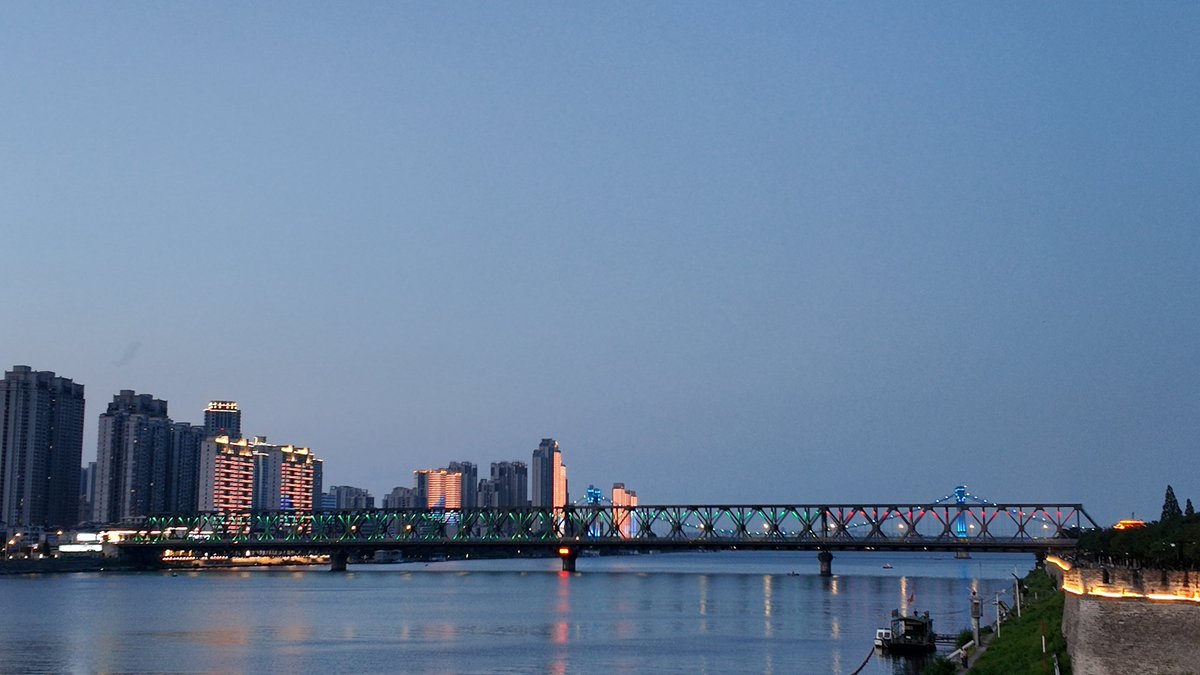 tcly2025's tweet photo. 只想让公司道歉，不管怎么暴力执法是不对的，所有的漠视就是一场霸凌，任何出国的人都不想遇到，如果上升到国家层面那不好意思怎么骂的我就会怎么骂回去，点我主页的，如果我的言论刺激到了你，我们只是网友，你把手机摔了我就不存在了，当然，如果我的言论深深在你脑海中，那么就证明你怀了我的孩子。 https://t.co/vvI4X1P7B9