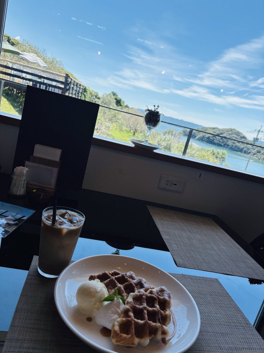 81Aries's tweet photo. はぁ〜夏休みっ🌻🍉☕️🍰🏖️
海だよーっ
水着だよーっ https://t.co/6fGVhJTPsn