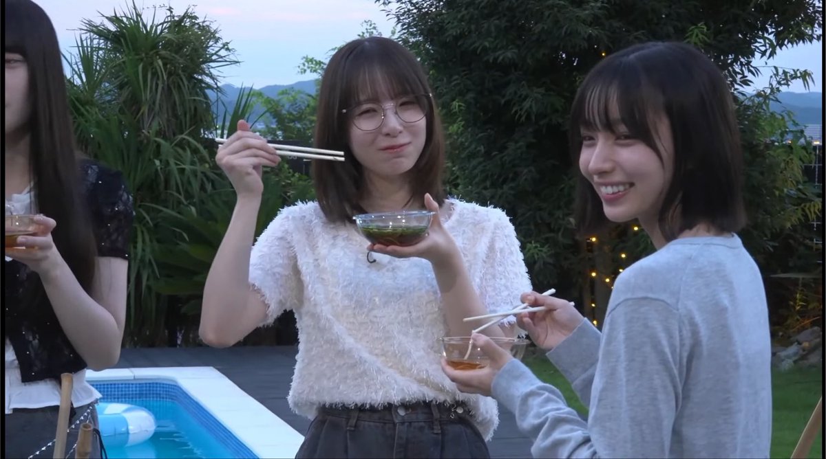 inthecitys's tweet photo. 日向坂のボブの子ツートップが仲良く流しそうめんを食べてますかわいい🎀🎹
#日向坂46大納涼会 
#渡辺莉奈 
#大野愛実 https://t.co/1HEJkmIlWv