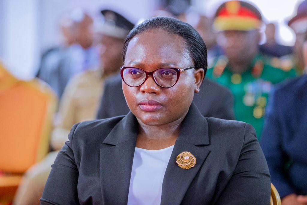 ikulumawasliano's tweet photo. Rais wa Jamhuri ya Muungano wa Tanzania, Mhe. Dkt. Samia Suluhu Hassan akimuapisha Ndugu Prisca Burton Lwangili kuwa Naibu Katibu Mkuu Ofisi ya Rais Menejimenti ya Utumishi wa Umma na Utawala Bora kwenye hafla iliyofanyika Ikulu ya Tunguu Zanzibar, tarehe 27 Julai, 2026. https://t.co/id0NGi5SU2