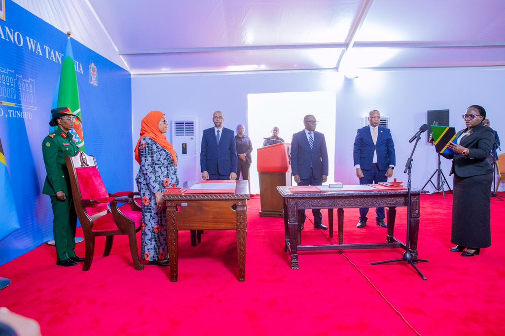 ikulumawasliano's tweet photo. Rais wa Jamhuri ya Muungano wa Tanzania, Mhe. Dkt. Samia Suluhu Hassan akimuapisha Ndugu Prisca Burton Lwangili kuwa Naibu Katibu Mkuu Ofisi ya Rais Menejimenti ya Utumishi wa Umma na Utawala Bora kwenye hafla iliyofanyika Ikulu ya Tunguu Zanzibar, tarehe 27 Julai, 2026. https://t.co/id0NGi5SU2
