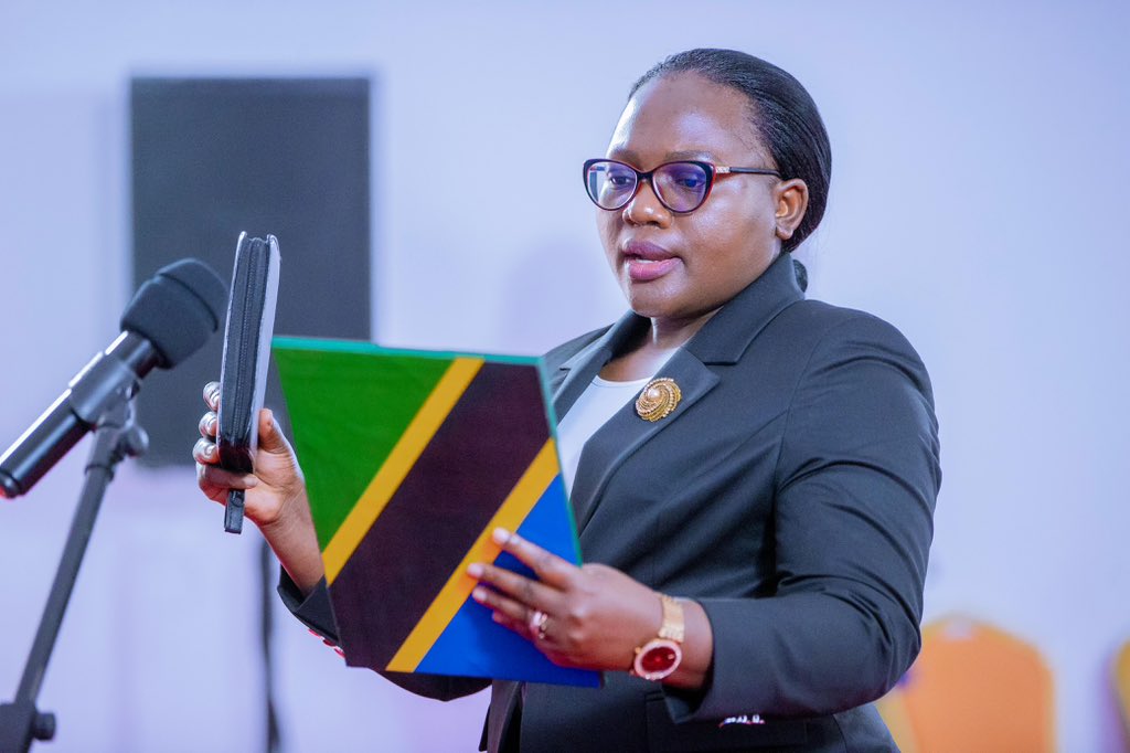 ikulumawasliano's tweet photo. Rais wa Jamhuri ya Muungano wa Tanzania, Mhe. Dkt. Samia Suluhu Hassan akimuapisha Ndugu Prisca Burton Lwangili kuwa Naibu Katibu Mkuu Ofisi ya Rais Menejimenti ya Utumishi wa Umma na Utawala Bora kwenye hafla iliyofanyika Ikulu ya Tunguu Zanzibar, tarehe 27 Julai, 2026. https://t.co/id0NGi5SU2