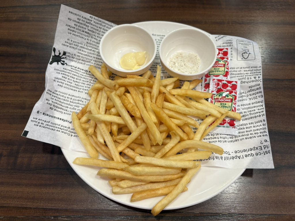 perfect_neet's tweet photo. 話題になってた唐揚げとスコーンの組み合わせほんとにあった〜！この組み合わせよくわかんないけど…どっちも好きだからオッケーです！こういう大手チェーン店って揚げ物ハズレないですね。焼きもろこしの冷製ポタージュは初めて頼んだ。全体は甘くてとうもろこしには少しの塩気、美味しかった。 https://t.co/eWtG1Nw2Md