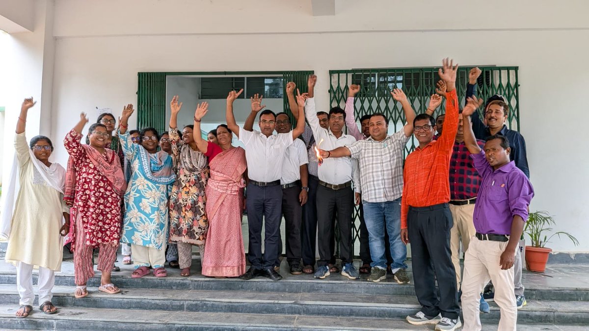 jharotef's tweet photo. #शिक्षकों को #MACP से वंचित करने वाला विभागीय आदेश सरकार के आश्वासनों एवं सत्तारूढ़ दल के घोषणा-पत्र के विपरीत : #JHAROTEF 

"MACP अधिकार – प्रतिवाद दिवस" पर हजारों शिक्षकों ने आदेश की प्रतीकात्मक प्रति जलाकर दर्ज कराया विरोध।

@HemantSorenJMM  
@kumarsudivya 
@JepcJharkhand https://t.co/IIYr8sfTHl