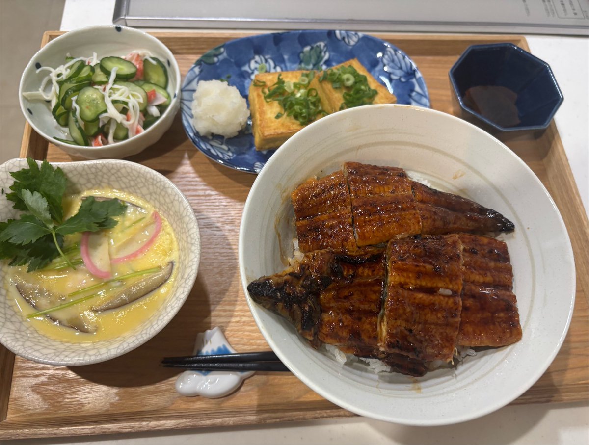 m7m10m25's tweet photo. 土曜日は自宅でうな丼定食✨

日曜日は、滋賀でバームクーヘン＆近江牛のすき鍋😋🍚 https://t.co/OdluVPXEU4