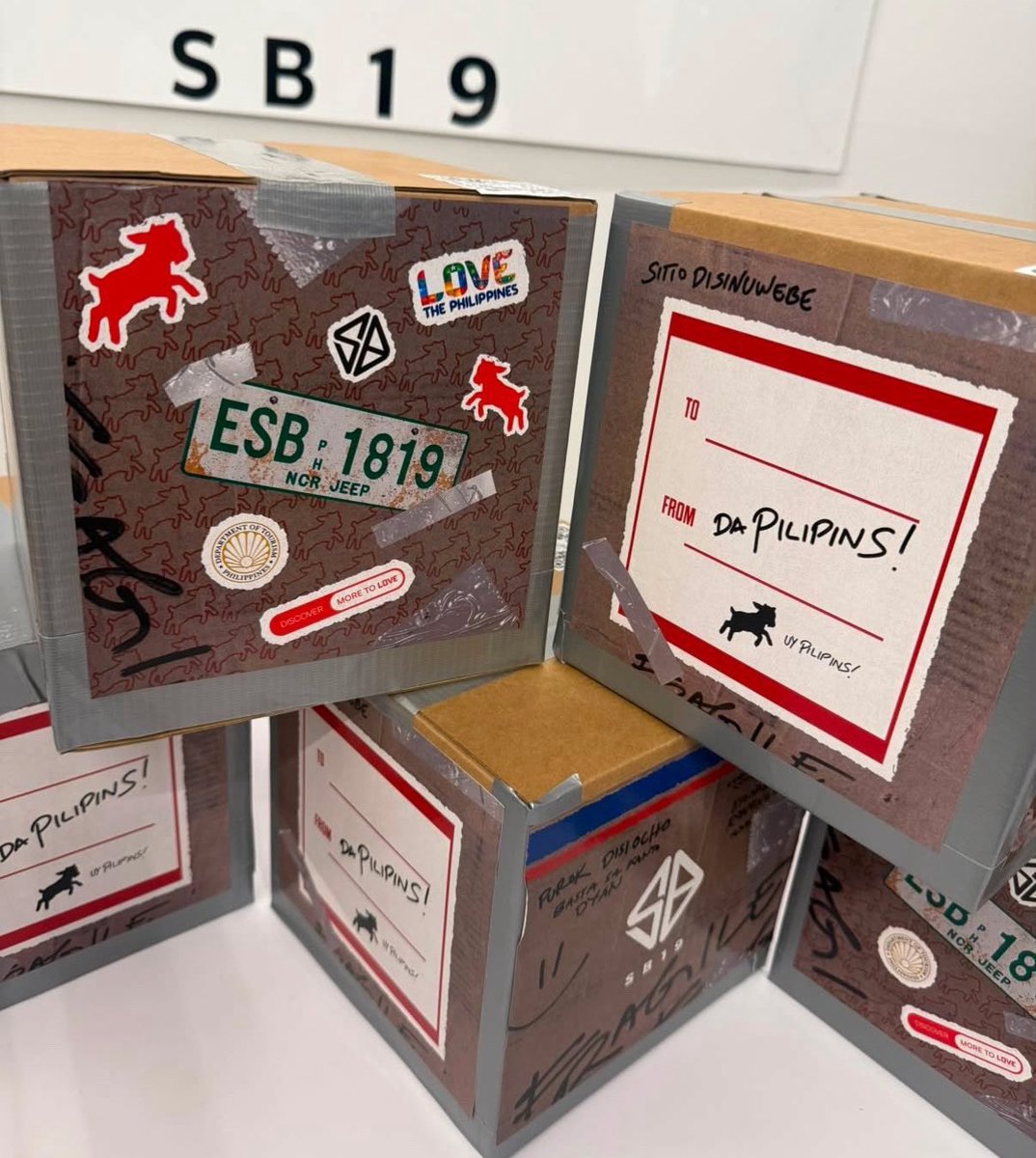 muningningg_'s tweet photo. emotional na naman ang isang oa na kambing na ito 😭😭 

dati nagsusulat sila sa boxes to promote their socials and songs, ngayon pinipilahan na sila just to get galingbayan box from them 🥹 

D-3 SB19 LOLLAPALOOZA on DISNEYPLUS
@SB19Official #SB19 https://t.co/zNJtFHEJFH