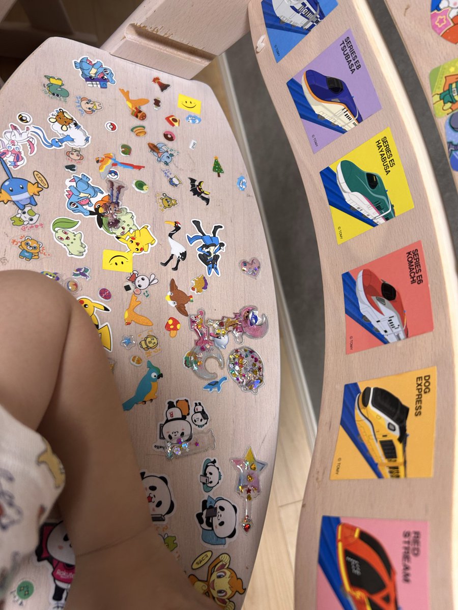 o_dashiii's tweet photo. 我が家は子供各自の椅子。
ぼこぼこな凸凹シールの上に座ってるけど座り心地悪くないのかな？とは思うけど心は穏やか https://t.co/rA1CYtgQkH