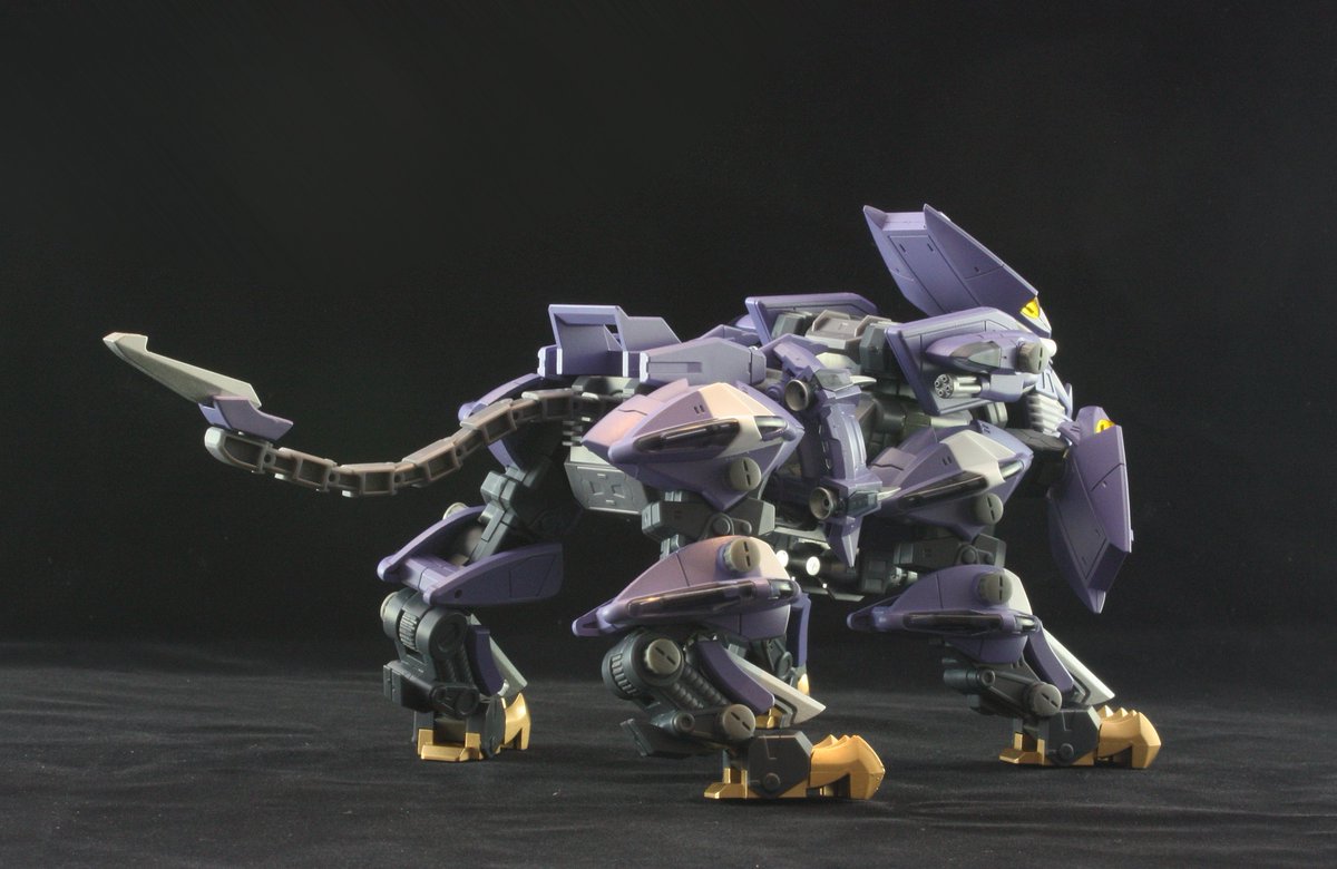 moso60ki's tweet photo. ゾイドリアライズモデルコンペ、まずは妻製作のトリニティライガーにて参加いたします
赤装甲部をレッド系→パープルに。
牙、爪、クロー部を塗装変更しております
塗装は私がやらされました…
特徴的なたてがみに干渉してポージングの幅は広くないですがとてもカッコいいです
#ZRMアンサンブル https://t.co/7aqhXZs2Ko
