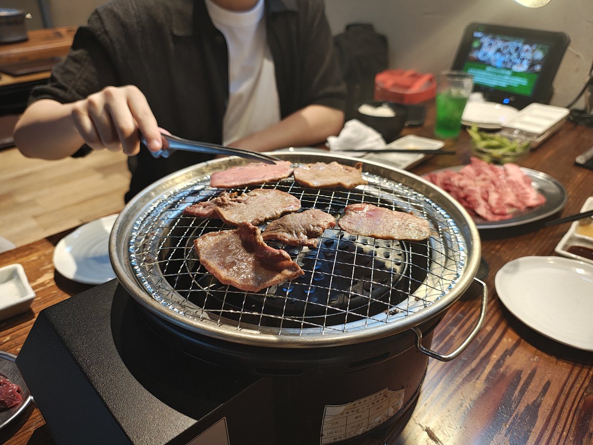 chase_mori's tweet photo. 焼肉食いながらデュエマの殿堂発表見てました
声出たわ
帰ったらMロマノフとVV8探そうと思いました https://t.co/KdtvARaX1G