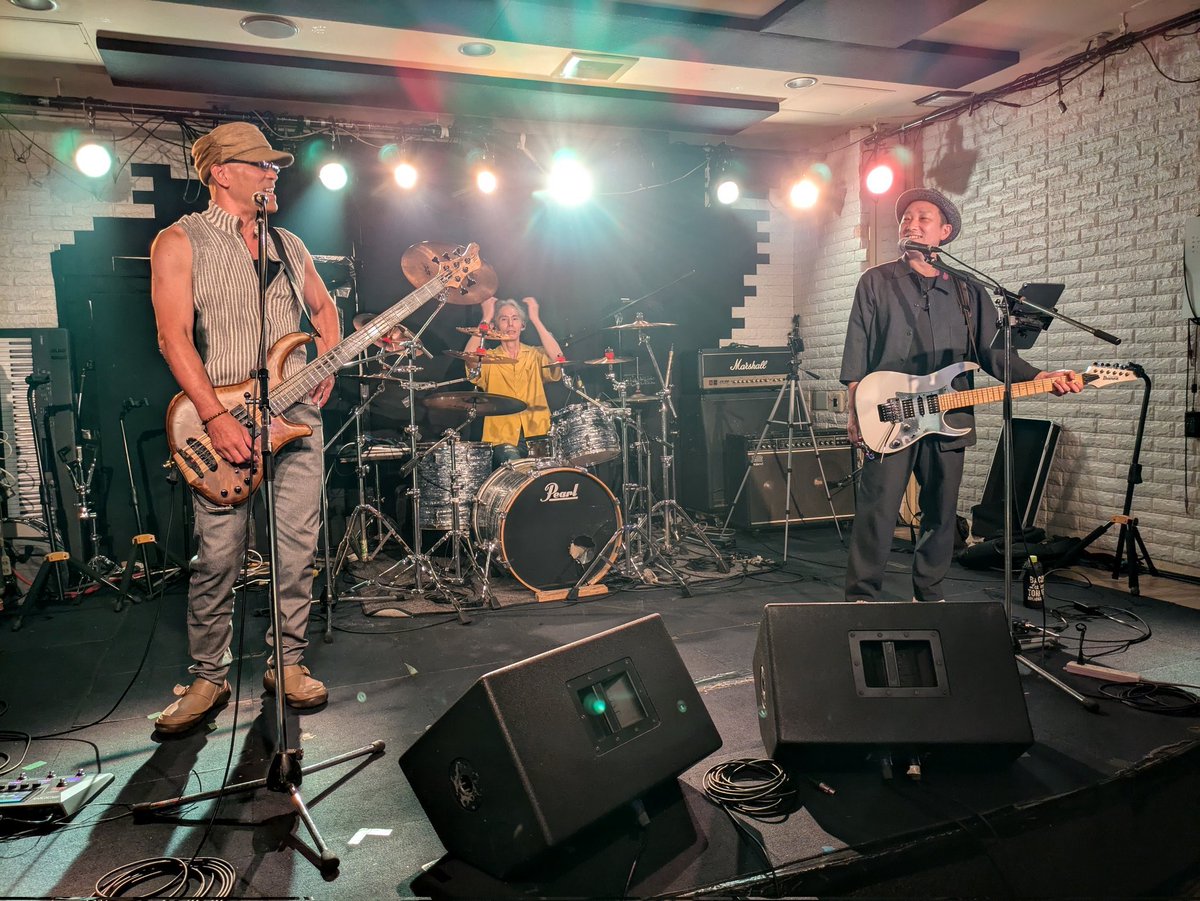 happyturn831's tweet photo. 日付変わって昨日はイエスタデイ明日(くっ！毎度ややこしい名前やで！)、スター魂にてライブさせて頂きました。
一緒に騒いで頂いた方々、演者様、スタッフ様、そして松枝さん、ありがとうございました！
また一緒にワッショイして下さい♪ https://t.co/ghbYX01QDV