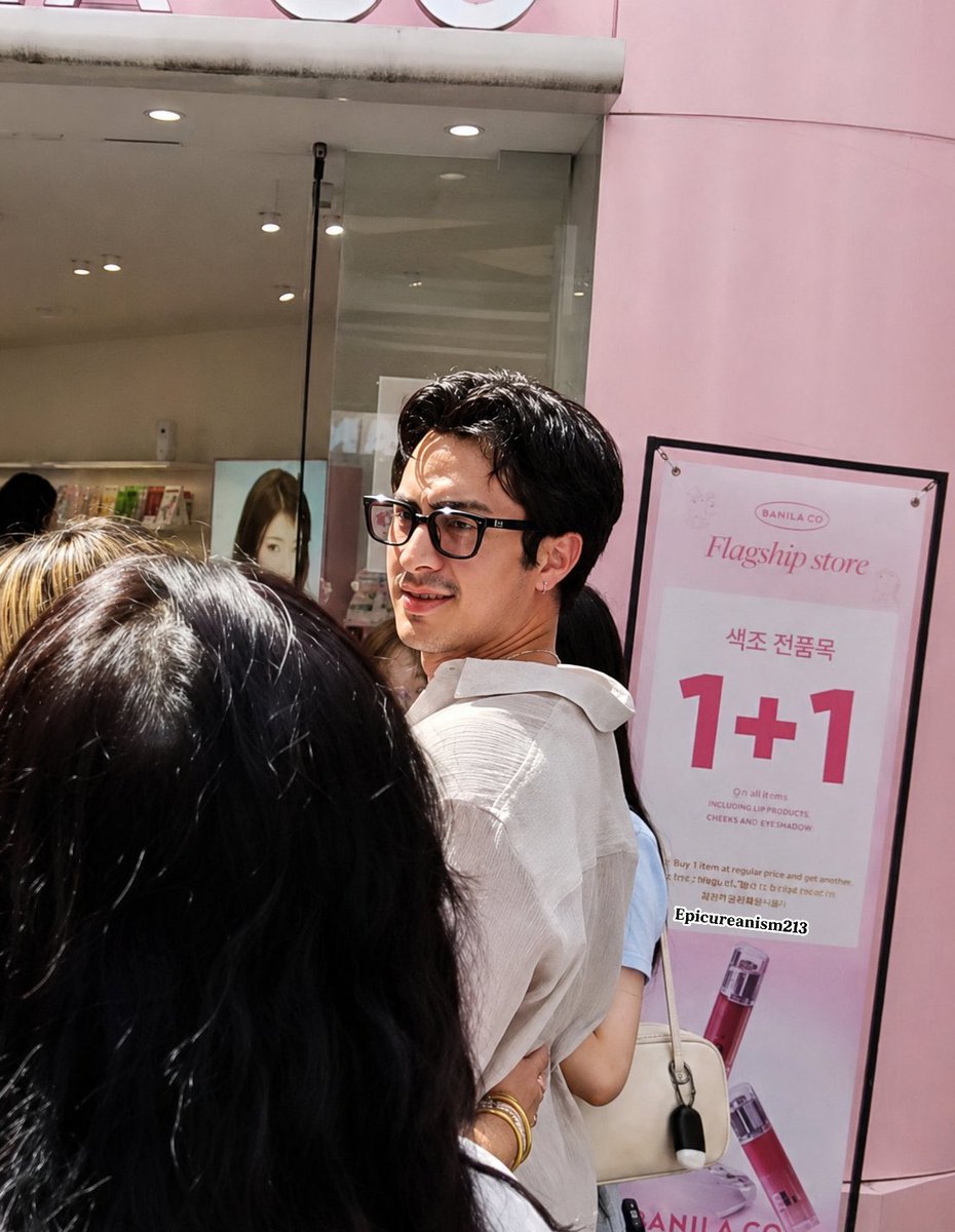 hudsonwonline's tweet photo. Hudson Williams receiving a Hudson Williams doll in Seoul 🥰 (via Epicureanism213) https://t.co/pHzjXQHy8f