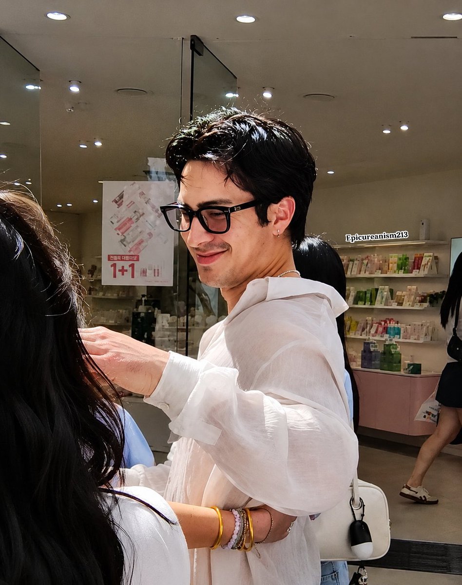 hudsonwonline's tweet photo. Hudson Williams receiving a Hudson Williams doll in Seoul 🥰 (via Epicureanism213) https://t.co/pHzjXQHy8f