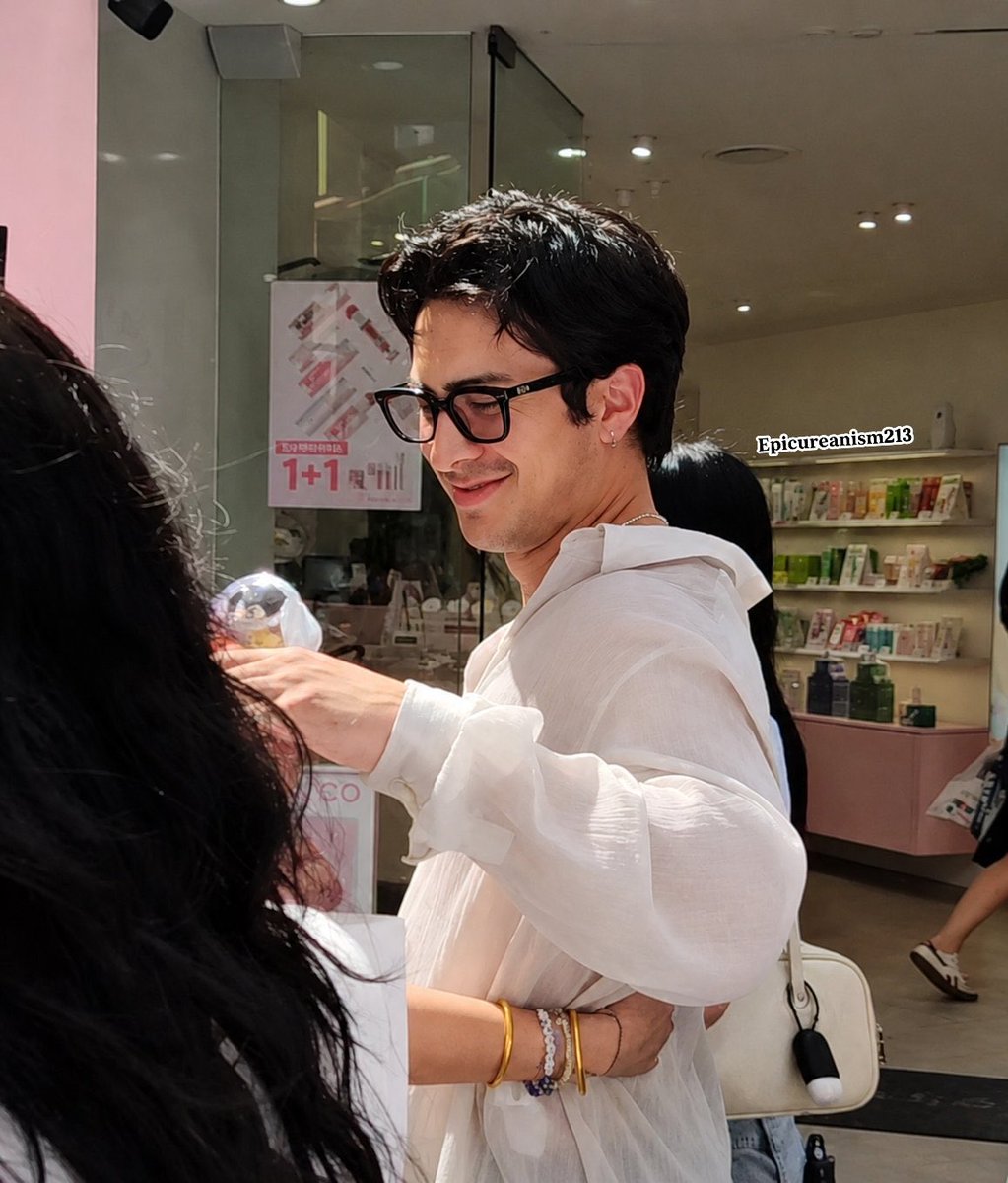 hudsonwonline's tweet photo. Hudson Williams receiving a Hudson Williams doll in Seoul 🥰 (via Epicureanism213) https://t.co/pHzjXQHy8f