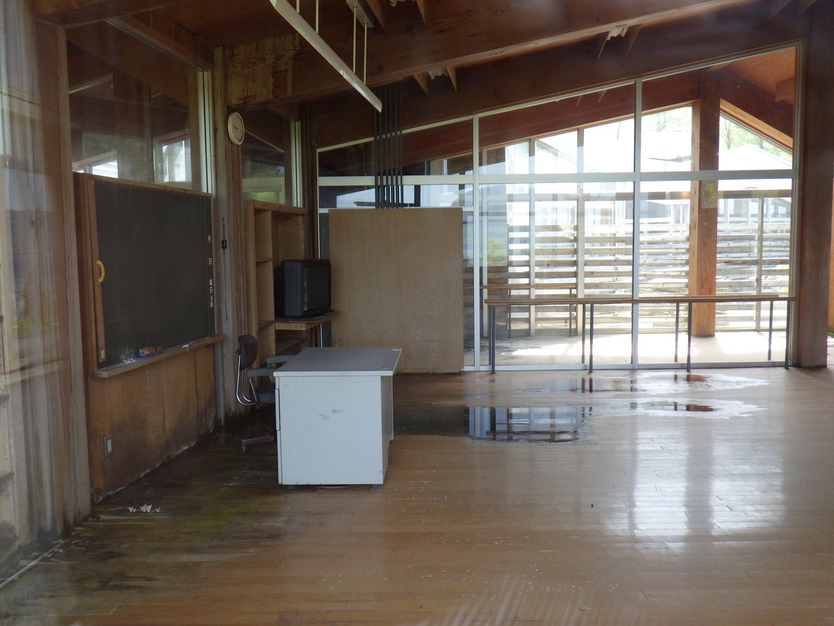 WHtc52914's tweet photo. #ポストモダン建築
十和田小中学校
公共施設は使われていないと
どんどん劣化が進行し雨漏りを放置していると
十和田湖周辺の豪雪地帯だと屋根に2ｍ以上積もる
現場監理していた時も一晩で60cm積もり難儀した
せっかく秋田の天然杉（末口50cm）を百本以上集めてもチップになってしまう悲しさ
儚い https://t.co/qp551E1s4X