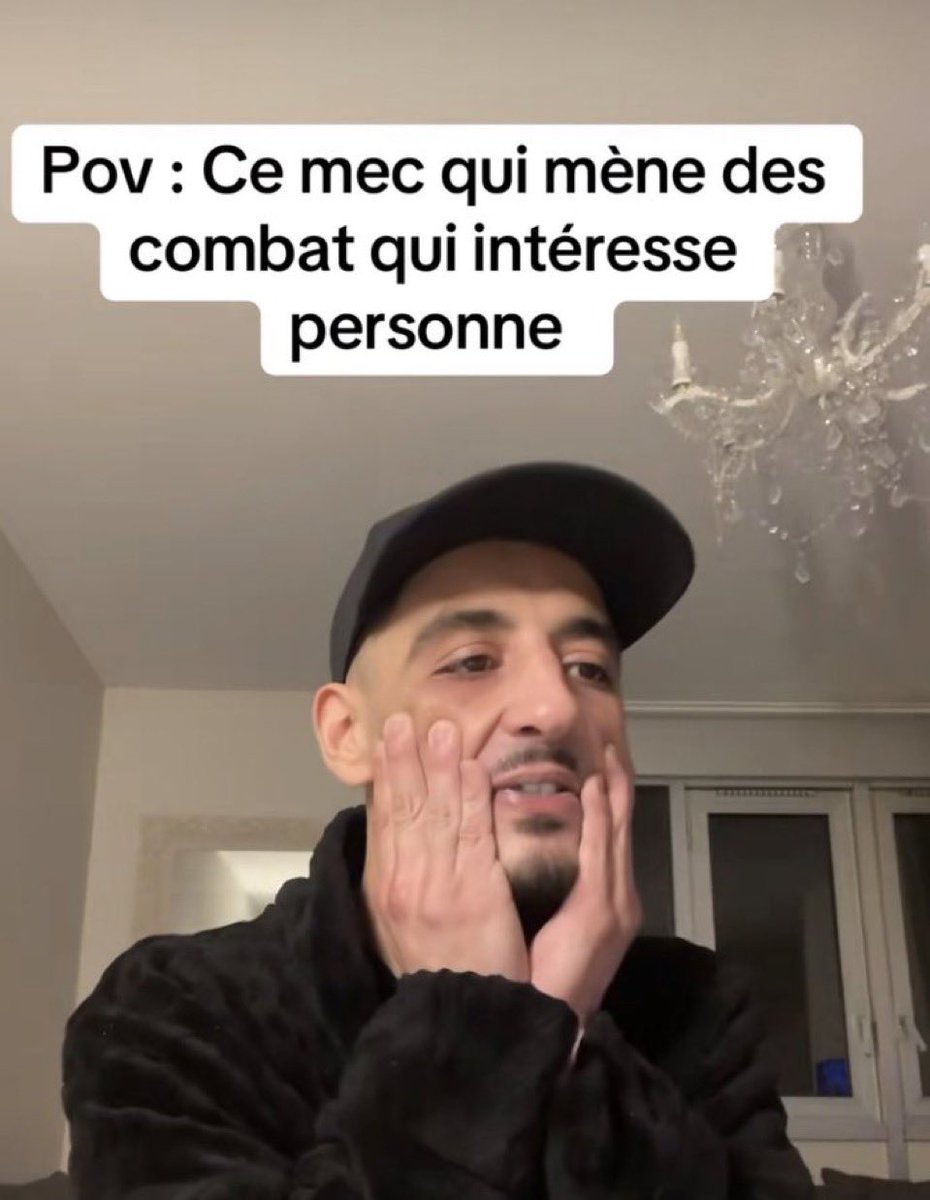 A_min_e's tweet photo. @Almoravid555 @ziyech310 Penser à ses frères qui vivent en France au lieu de guetter son compte en banque wow, au pays ça doit être chaud tu doit pas trouver de taf pour t’occuper i guess https://t.co/68ZSwLYcV2