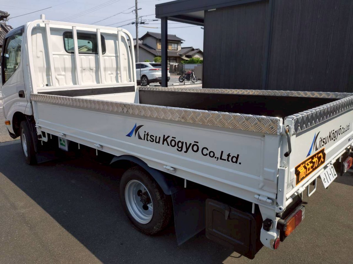 arisunkobo_kb's tweet photo. シールが劣化したので貼替のご依頼を頂きましたー
下地が透明ポリカに貼ってあるので溶剤も使えない為地道にカリカリ剥がします。
貼り直して完成！

続いてトラックのシール作成のご依頼を頂いたのでピャッと貼って完成！

あちー！

#岡山 #倉敷 #看板 #シール #デザイン #ありsun工房 https://t.co/45EFWCNio8
