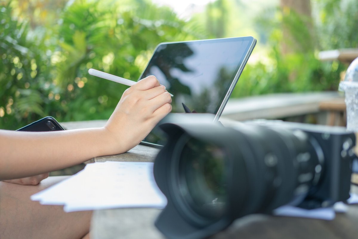 ZorzStudios's tweet photo. 📰 Today's top stories, personally curated for you by Zorz Studios: https://t.co/hFwfLIWd0O

- How to use #AI in your #PhotoBusiness without becoming the thing #clients distrust;
- #CanonR6V vs. #C50 and #C80: which one survives the cut, and more

 #ZoracleDaily #newspaper https://t.co/JxxABg6yJz