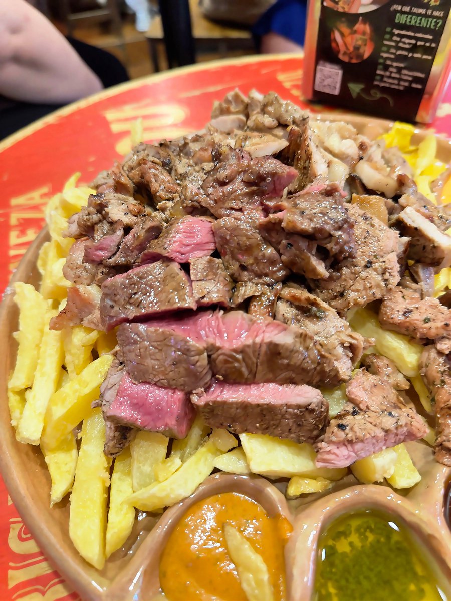 AlfonsoCSuarez's tweet photo. Una fuente de patatas fritas caseras, entrecot de ternera, solomillo de cerdo y pechuga de pollo con ocho salsas por 24 euros.

Eso es Gandarío, uno de los bares que más me gusta de Madrid.

No esperes alta cocina ni florituras. Es comida de batalla, pero de calidad. Y una cosa que valoro muchísimo: cada tipo de carne está cocinada en su punto ideal.

Las tablas van desde la más pequeña, con dos salsas, hasta la mayor (la que pedí), con ocho salsas. Las eliges entre las 14 opciones que hay.

Hacía mucho que no iba y ahora me pregunto por qué he tardado tanto en volver. De hecho, hasta me pareció mejor de lo que lo recordaba.

Si hay que poner un pero, son algunas salsas. No todo puede ser de 10. Sobre todo, no me gustó el mojo verde, que era aceite puro. Pero en conjunto está cerca del 9.

📋 Ficha exprés:
📍 Gandarío — C. de Gaztambide, 28, Chamberí (Madrid)
🍽️ Precio medio: 16 €/persona
⭐ Recomendado para: cuando tienes mono de carne con patatas fritas
🌟 Mi nota: 8,8/10