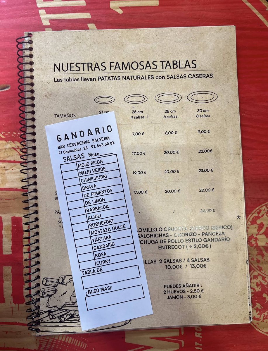 AlfonsoCSuarez's tweet photo. Una fuente de patatas fritas caseras, entrecot de ternera, solomillo de cerdo y pechuga de pollo con ocho salsas por 24 euros.

Eso es Gandarío, uno de los bares que más me gusta de Madrid.

No esperes alta cocina ni florituras. Es comida de batalla, pero de calidad. Y una cosa que valoro muchísimo: cada tipo de carne está cocinada en su punto ideal.

Las tablas van desde la más pequeña, con dos salsas, hasta la mayor (la que pedí), con ocho salsas. Las eliges entre las 14 opciones que hay.

Hacía mucho que no iba y ahora me pregunto por qué he tardado tanto en volver. De hecho, hasta me pareció mejor de lo que lo recordaba.

Si hay que poner un pero, son algunas salsas. No todo puede ser de 10. Sobre todo, no me gustó el mojo verde, que era aceite puro. Pero en conjunto está cerca del 9.

📋 Ficha exprés:
📍 Gandarío — C. de Gaztambide, 28, Chamberí (Madrid)
🍽️ Precio medio: 16 €/persona
⭐ Recomendado para: cuando tienes mono de carne con patatas fritas
🌟 Mi nota: 8,8/10