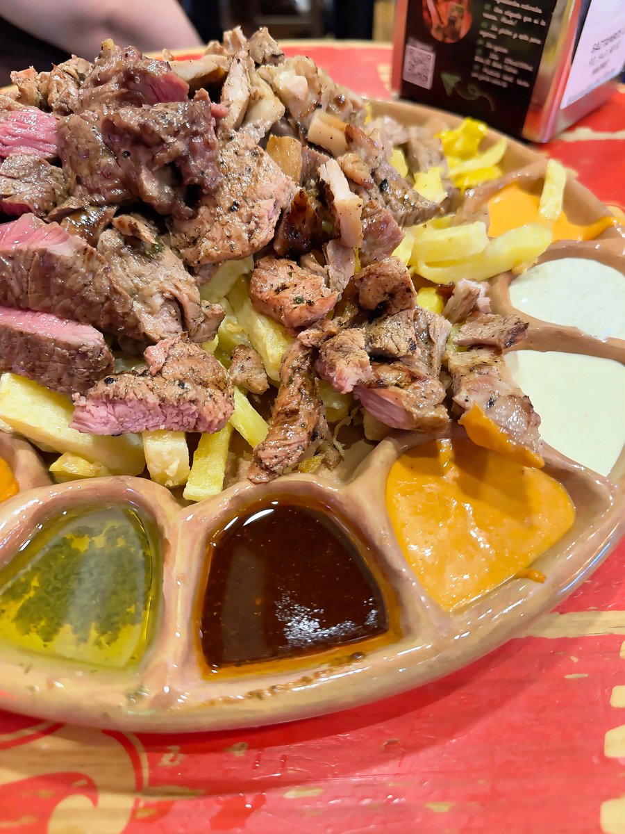 AlfonsoCSuarez's tweet photo. Una fuente de patatas fritas caseras, entrecot de ternera, solomillo de cerdo y pechuga de pollo con ocho salsas por 24 euros.

Eso es Gandarío, uno de los bares que más me gusta de Madrid.

No esperes alta cocina ni florituras. Es comida de batalla, pero de calidad. Y una cosa que valoro muchísimo: cada tipo de carne está cocinada en su punto ideal.

Las tablas van desde la más pequeña, con dos salsas, hasta la mayor (la que pedí), con ocho salsas. Las eliges entre las 14 opciones que hay.

Hacía mucho que no iba y ahora me pregunto por qué he tardado tanto en volver. De hecho, hasta me pareció mejor de lo que lo recordaba.

Si hay que poner un pero, son algunas salsas. No todo puede ser de 10. Sobre todo, no me gustó el mojo verde, que era aceite puro. Pero en conjunto está cerca del 9.

📋 Ficha exprés:
📍 Gandarío — C. de Gaztambide, 28, Chamberí (Madrid)
🍽️ Precio medio: 16 €/persona
⭐ Recomendado para: cuando tienes mono de carne con patatas fritas
🌟 Mi nota: 8,8/10