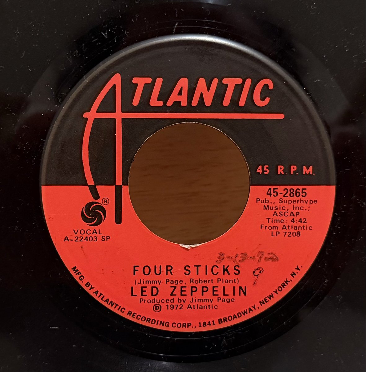 Fuminyan_Kinbow's tweet photo. ROCK AND ROLL / FOUR STICKS 
LED ZEPPELIN 

 (7", Single) US Org. 1972
 SP-Specialty Pressing
Atlantic 45-2865
A-22399-1 AT
A-22403-2 AT

言わずと知れたZepの名曲。手元に欲しかった7インチです。中低音が太い！最高。

#アナログ好き
#7インチ好き https://t.co/DHc8cJYdDK
