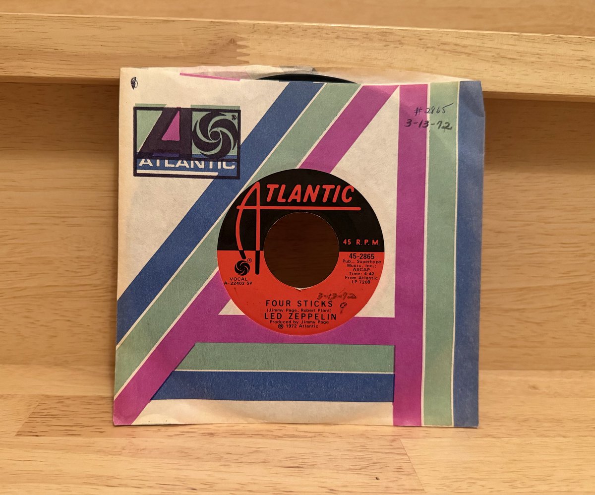 Fuminyan_Kinbow's tweet photo. ROCK AND ROLL / FOUR STICKS 
LED ZEPPELIN 

 (7", Single) US Org. 1972
 SP-Specialty Pressing
Atlantic 45-2865
A-22399-1 AT
A-22403-2 AT

言わずと知れたZepの名曲。手元に欲しかった7インチです。中低音が太い！最高。

#アナログ好き
#7インチ好き https://t.co/DHc8cJYdDK