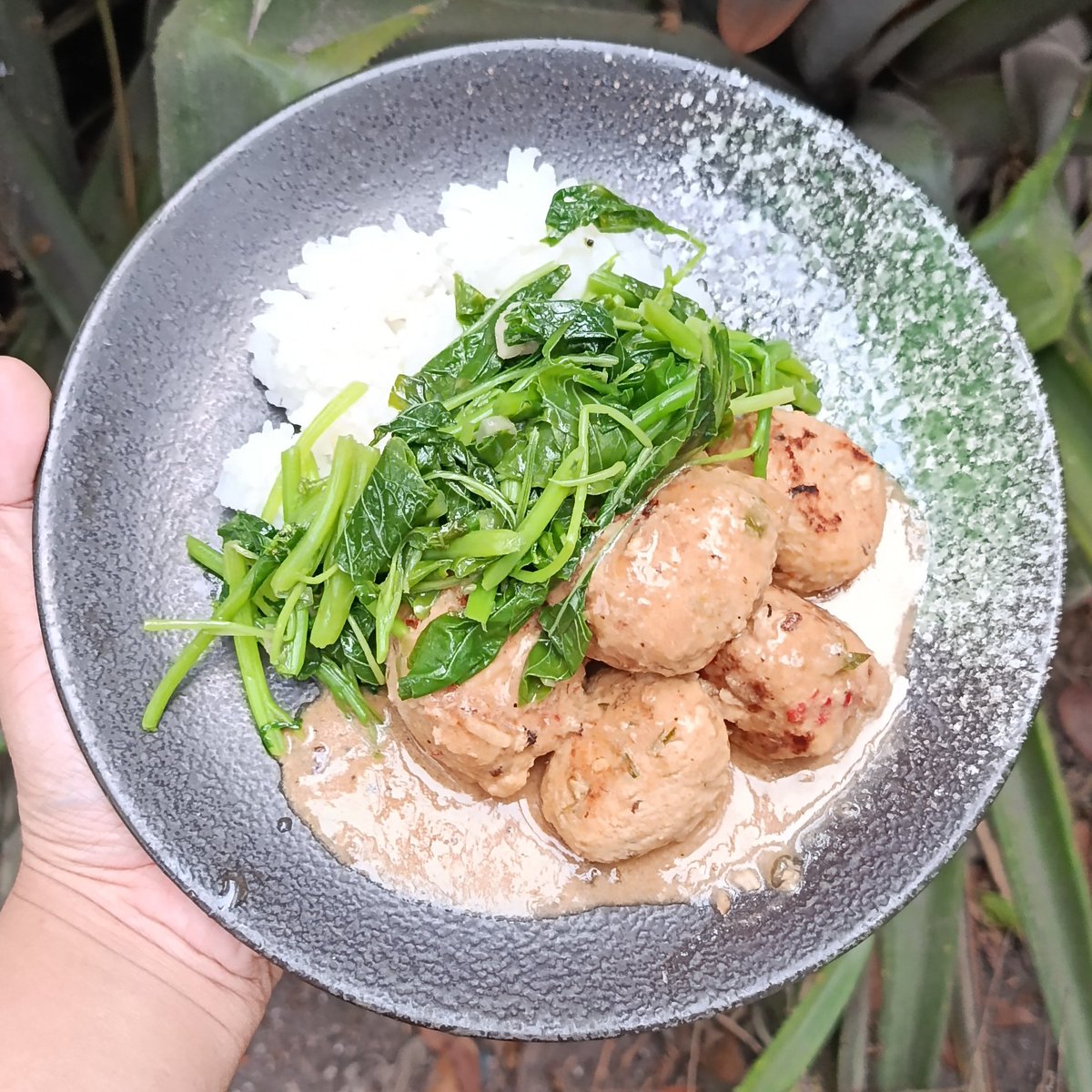 teluki_'s tweet photo. #FoodOnX edisi mealprep 3 lauk untuk seminggu. Lele, bola² ayam dan ayam. Sebenernya pingin pelan-pelan ngurangin lauk yang digoreng (karena aku tim lauk harus digoreng, kaya hampa makan kalo gak gorengan 🙃) tapi can't imagine lele kukus 🤣 https://t.co/evbG2qziCt