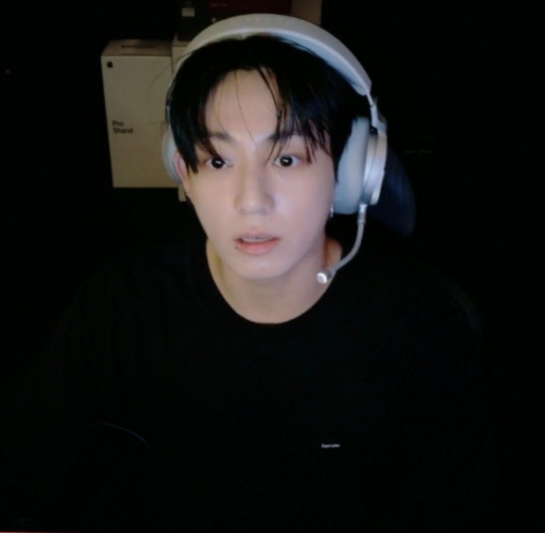 4luzhe's tweet photo. when taehyung said he's so pretty i could forget he's calling bangchan "channie" and addressing felix as yongbok https://t.co/qjLR7xDWSR