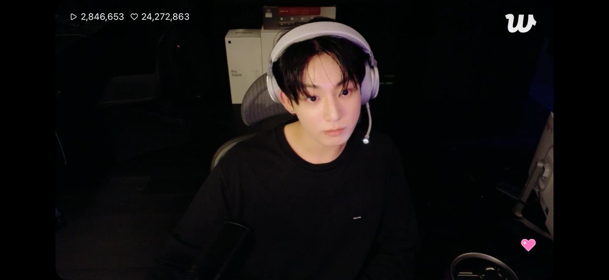 seokjinbit's tweet photo. JUNGKOOK IS JUST SO EFFORTLESSLY CUTE IM LOSING MY MIND https://t.co/nZFBr8ycTF