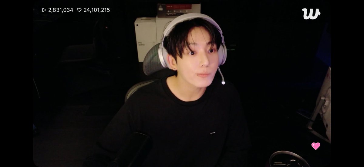 seokjinbit's tweet photo. JUNGKOOK IS JUST SO EFFORTLESSLY CUTE IM LOSING MY MIND https://t.co/nZFBr8ycTF