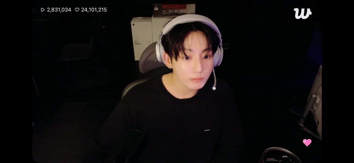 seokjinbit's tweet photo. JUNGKOOK IS JUST SO EFFORTLESSLY CUTE IM LOSING MY MIND https://t.co/nZFBr8ycTF