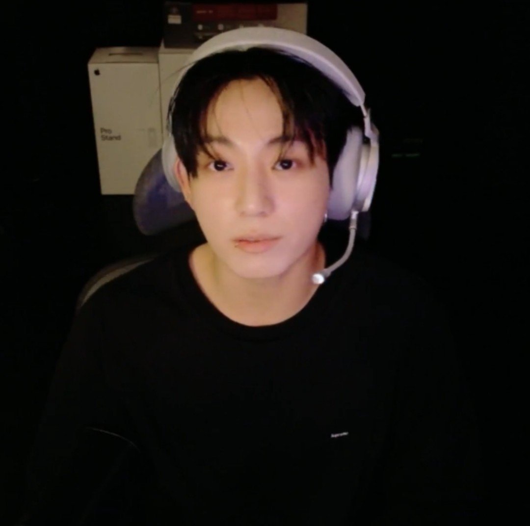 4luzhe's tweet photo. when taehyung said he's so pretty i could forget he's calling bangchan "channie" and addressing felix as yongbok https://t.co/qjLR7xDWSR